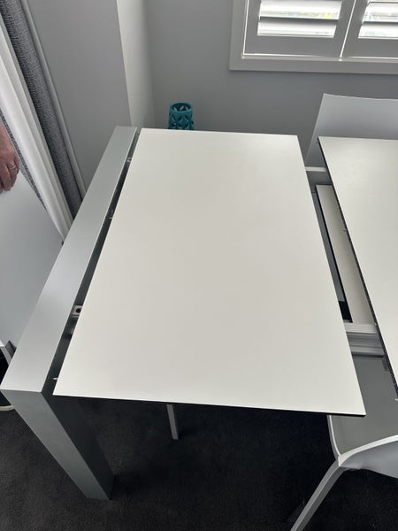 White Extendable Dining Table + 8 chairs64029659555457114