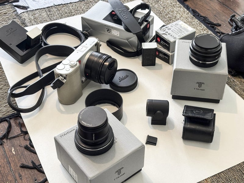 Leica TL2 with lenses & Accessories Carousel 2