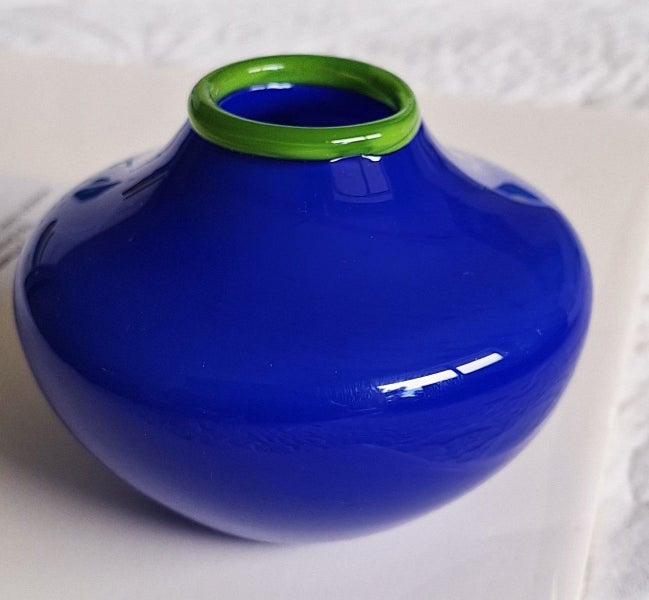 +++ STRIKING ART GLASS MINI VASE +++ Carousel 1
