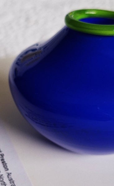 +++ STRIKING ART GLASS MINI VASE +++ Carousel 6