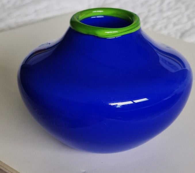 +++ STRIKING ART GLASS MINI VASE +++ Carousel 2