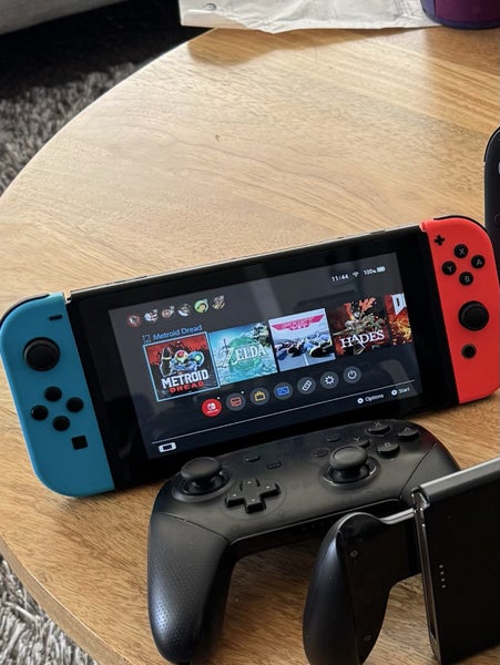 Nintendo Switch Console (Launch Model 2017) – Good Condition Carousel 1
