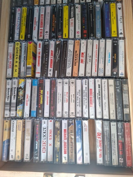 Box of cassette tapes Carousel 1