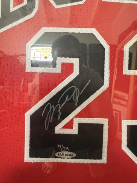 Signed Michael Jordan bulls jersey64259518382467110