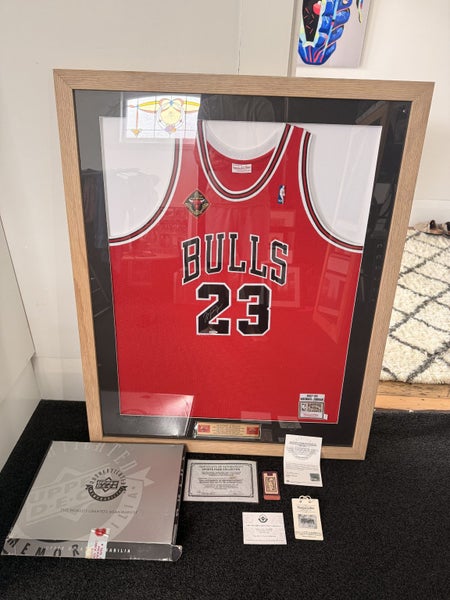 Signed Michael Jordan bulls jersey64259518382467114