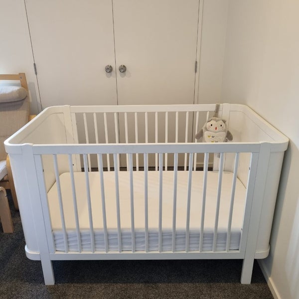 Mocka Cot white excellent condition Carousel 1