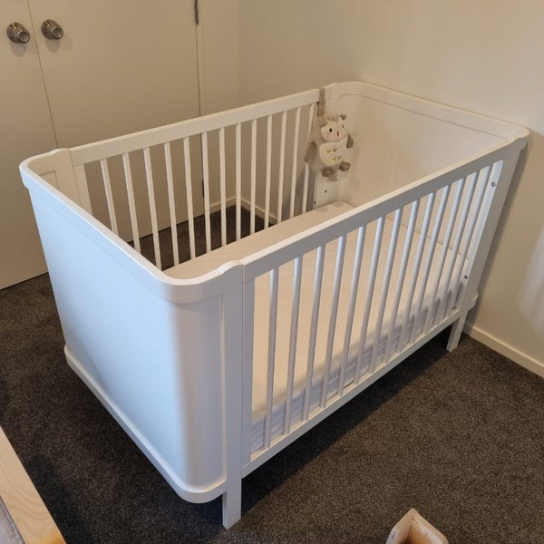 Mocka Cot white excellent condition Carousel 2