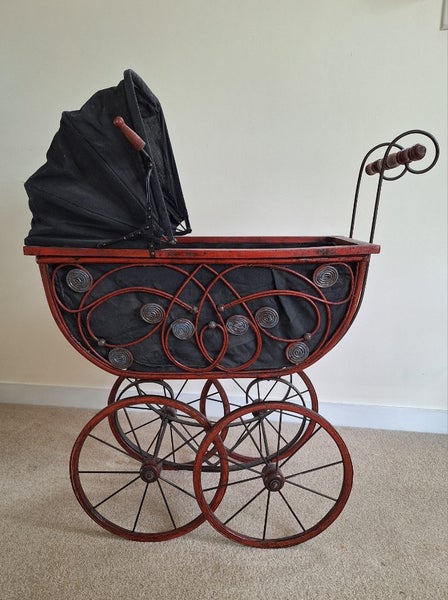 Vistorian style dolls pram Carousel 1