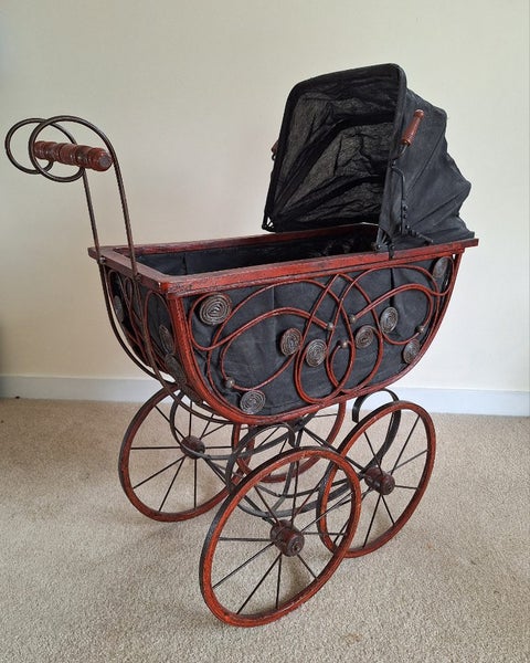 Vistorian style dolls pram Carousel 2