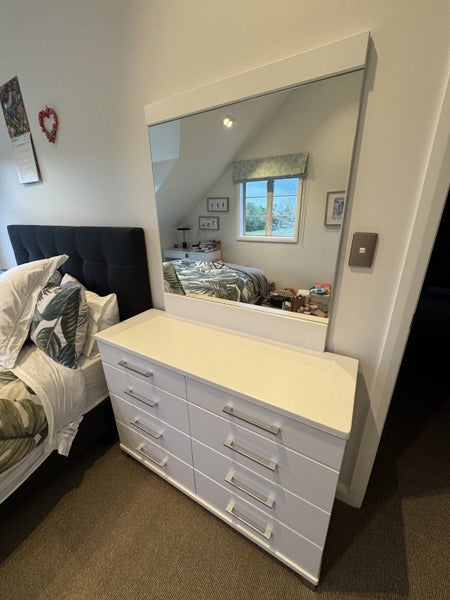 8 draw dresser unit with mirror + bedside table64032042833921111