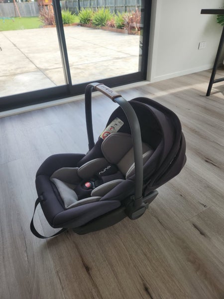 Nuna Arra Capsule in Caviar with new covers + Base (RRP$978) Carousel 2