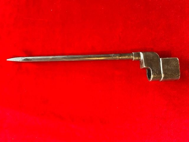 WW2 NO. 4 MK11 LEE ENFIELD .303 SPIKED BAYONET WITH BLACK METAL SCABBARD Carousel 2