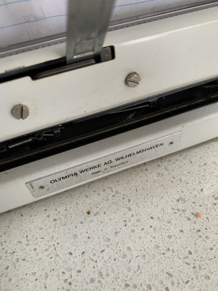 Typewriter portable Carousel 2