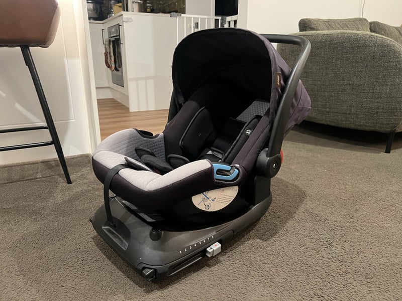 Mountain Buggy Protect Capsule & Isofix Base Carousel 1
