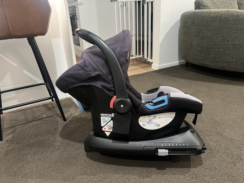 Mountain Buggy Protect Capsule & Isofix Base Carousel 3