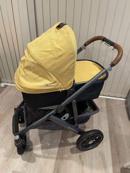 $1 Reserve Uppababy Vista Stroller w/ Carry Bassinet, Seat & Accessories Carousel 2