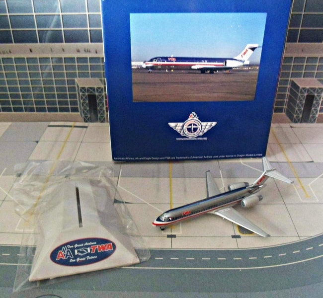 Scale 1/400 Dragon Wings - Boeing B717-200 TWA / American (hybrid livery) Carousel 8