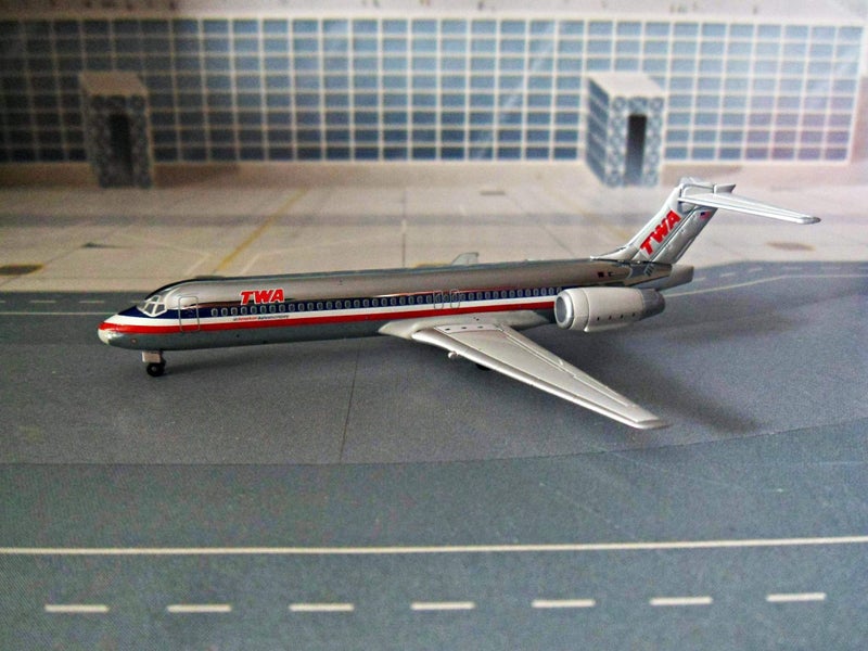 Scale 1/400 Dragon Wings - Boeing B717-200 TWA / American (hybrid livery) Carousel 2