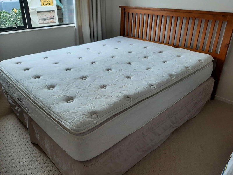 KING SIZE BED with SPLIT BASE and HEADBOARD plus Accessories64071299670402110