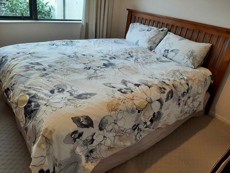 KING SIZE BED with SPLIT BASE and HEADBOARD plus Accessories64071299670402113