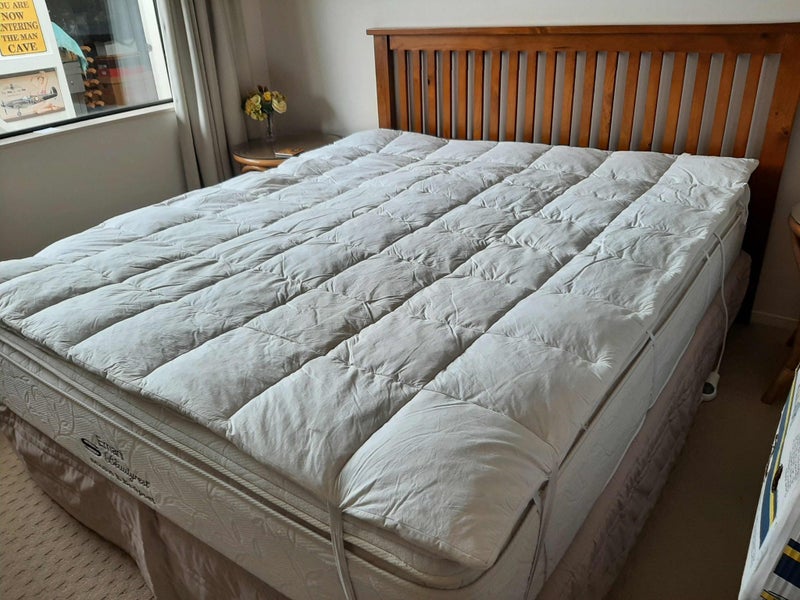 KING SIZE BED with SPLIT BASE and HEADBOARD plus Accessories64071299670402114