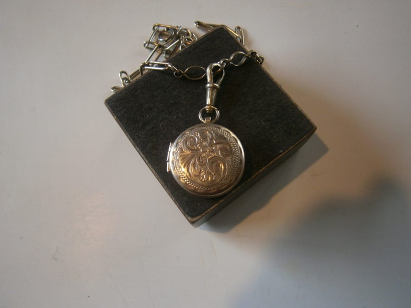 VTG. STG. SILV ORNATE LOCKET ON .900 SILVER FOB WATCH CHAIN (24.5gms) Carousel 2