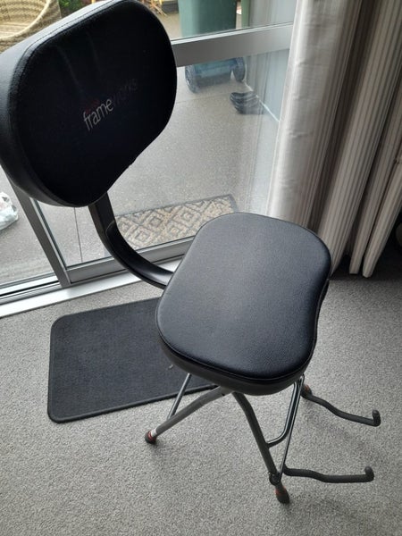 Gator Guitarist Stool with Backrest Carousel 2