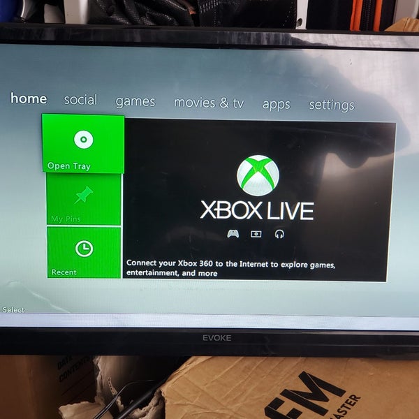 X-BOX 360S 500GB HD 2 CONTROLLERS & 3 GAMES Carousel 1