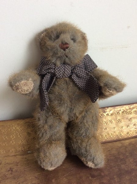 OLD TEDDY BEAR Carousel 1