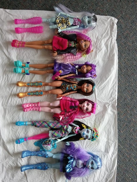 7 Monster high dolls and accessories $85 Carousel 1