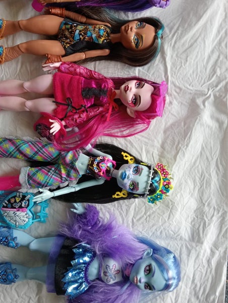 7 Monster high dolls and accessories $85 Carousel 2