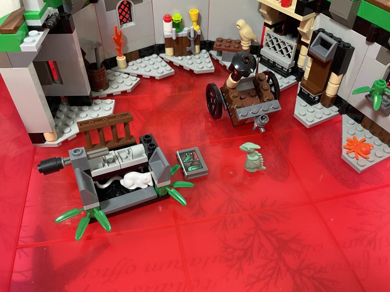 Genuine Lego -**Harry Potter** Hagrids Hut Set**WOW! ! #4707**Year 2001** Carousel 2