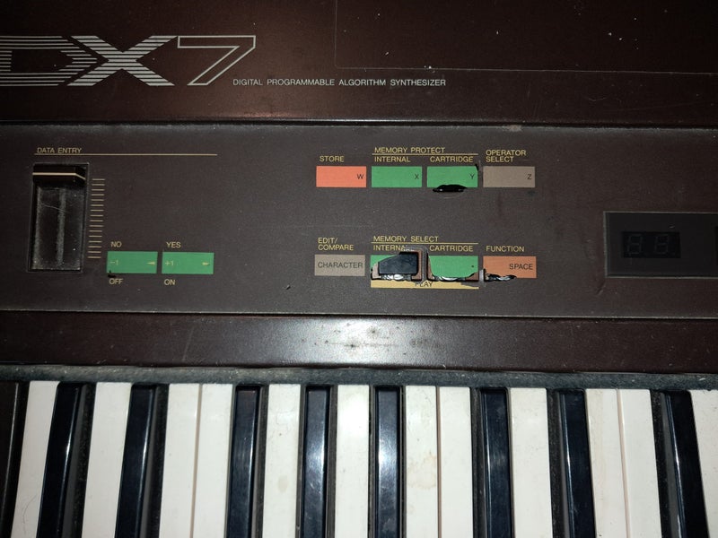 Yamaha DX7 Original Digital Synth- 61 key midi keyboard Carousel 2