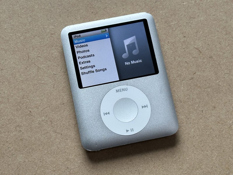 Silver iPod nano 3rd gen - 4GB Carousel 1
