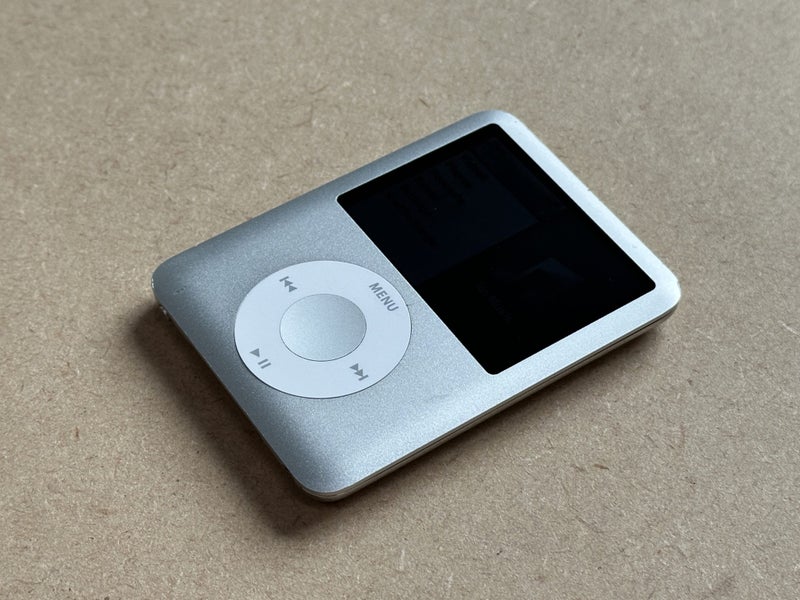 Silver iPod nano 3rd gen - 4GB Carousel 2