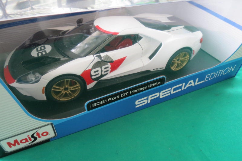 A fine boxed as new Maisto 1/18 2021 Ford GT model Car. Carousel 1