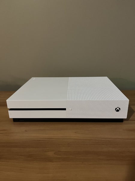 Xbox One S + 2 Controllers + Dual Charging Station Carousel 2