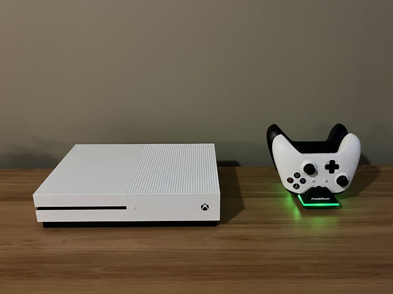 Xbox One S + 2 Controllers + Dual Charging Station Carousel 1