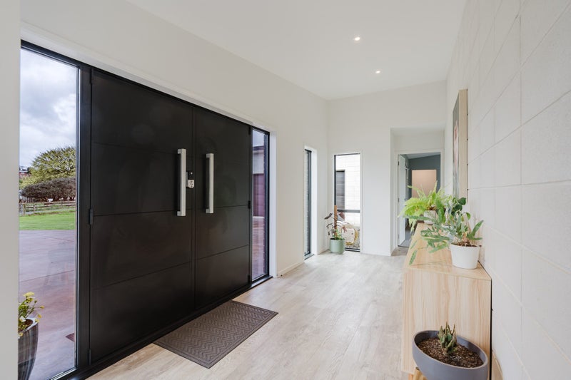 Auction Alert - This Show-Stopper Must Be Sold!64050158125059111