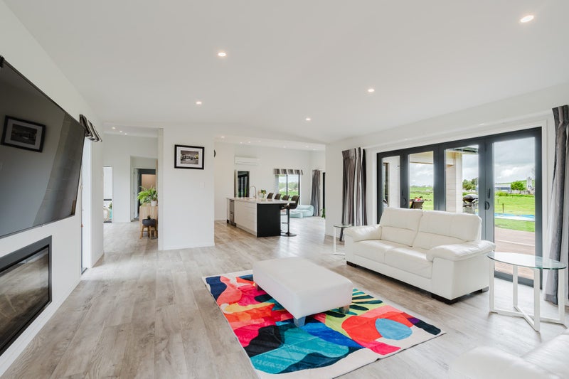 Auction Alert - This Show-Stopper Must Be Sold!64050158125059114