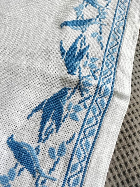Vintage/ retro/ mid century embroidered TABLE RUNNER Carousel 2