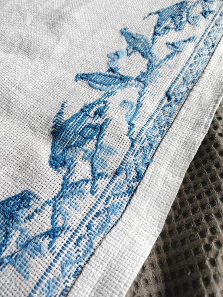 Vintage/ retro/ mid century embroidered TABLE RUNNER Carousel 4