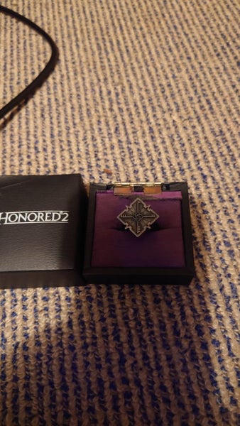 Dishonored Collectors Edition Mask, Ring and comic Carousel 5