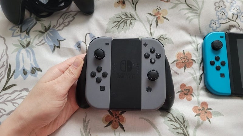 Nintendo switch with pokemon sword game SD card and accesories64052995443331113