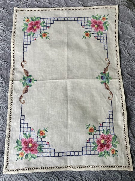 A lovely bright linen hand embroidered Doily/tray cloth Carousel 1
