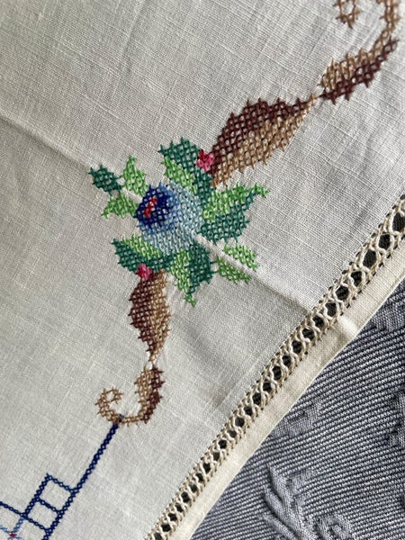 A lovely bright linen hand embroidered Doily/tray cloth Carousel 4