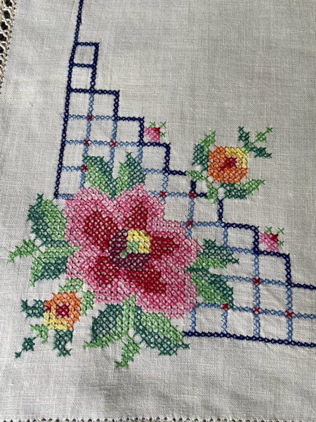 A lovely bright linen hand embroidered Doily/tray cloth Carousel 2