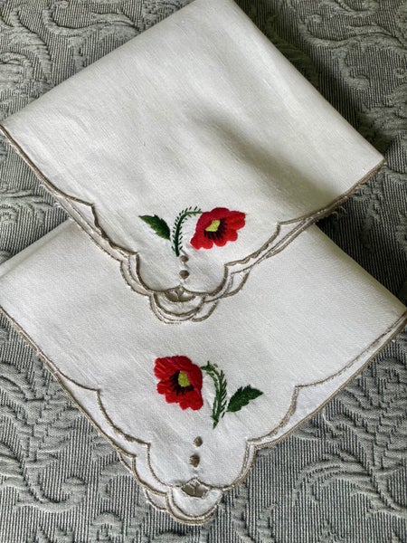 2 perfect unused pure white embroidered serviettes Carousel 1
