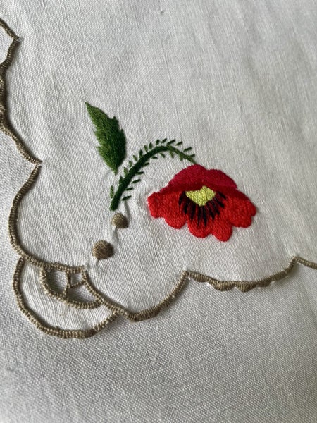 2 perfect unused pure white embroidered serviettes Carousel 2