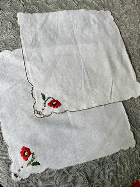 2 perfect unused pure white embroidered serviettes Carousel 4
